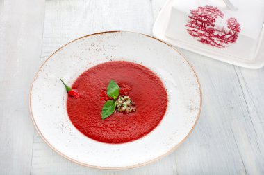 Biber ve sarımsak ile domates gazpacho çorbası