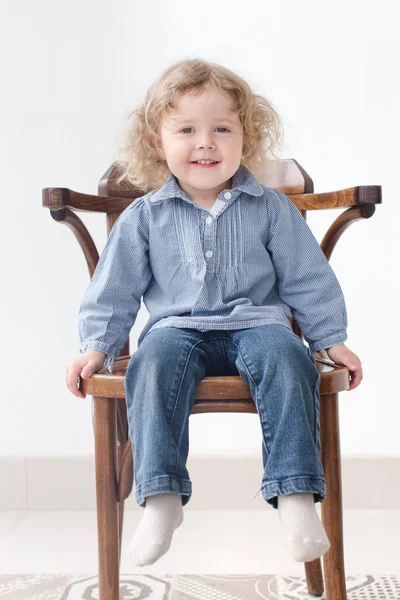 Enfant de deux ans assis sur la chaise corps entier — Photo