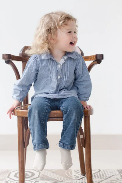 Två år gammalt barn sitter hela kroppen porträtt — Stockfoto