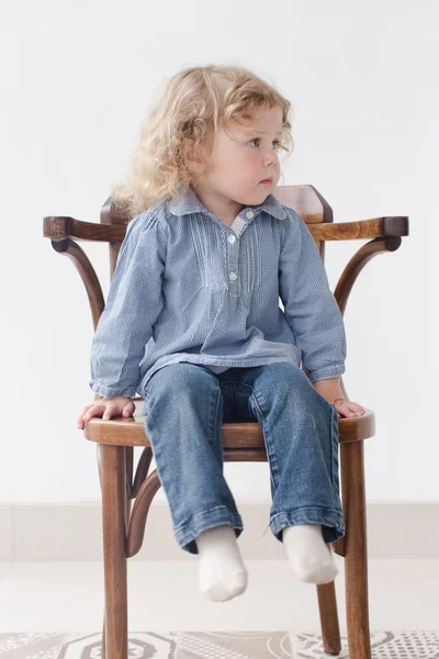 Två år barn sitter Studio hela kroppen porträtt — Stockfoto