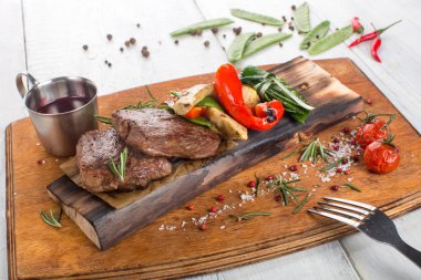 Biftek bezelye ve sebze ile