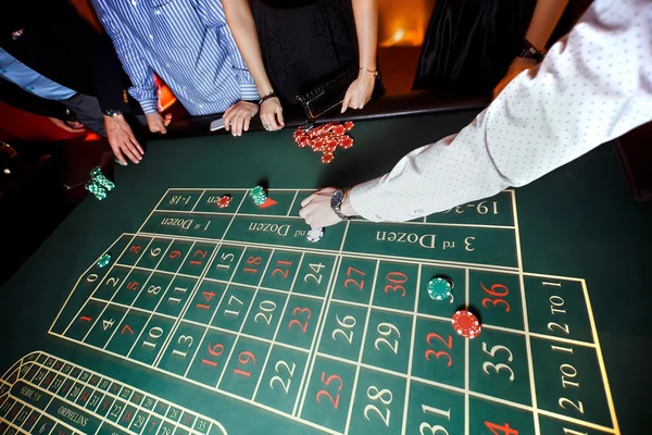 Hand put a bet on the roulette — Stock Photo, Image