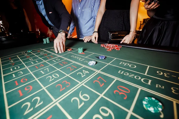 Mano poner una apuesta en la ruleta — Foto de Stock