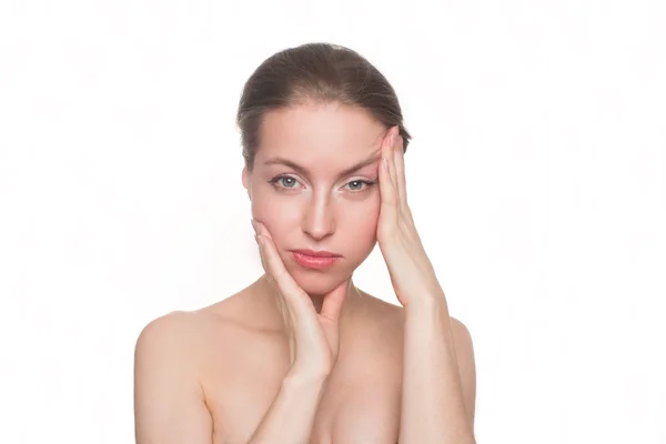 Gesicht einer jungen erwachsenen Frau mit sauberer, frischer Haut — Stockfoto