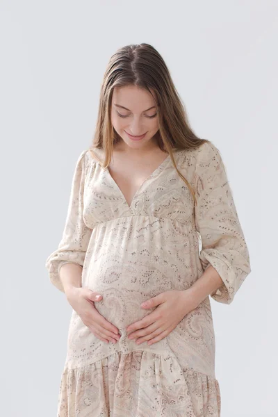 Sorrindo mulher grávida segurando sua barriga — Fotografia de Stock