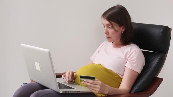 Hamile kadın internette bir satın alma işlemi yaptığı — Stok video