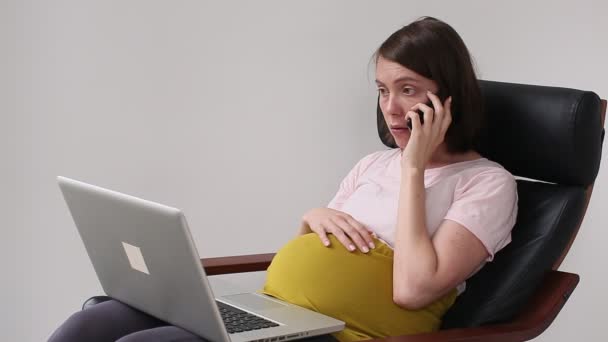 Zwangere vrouw met laptop voor is het probleem opgelost — Stockvideo