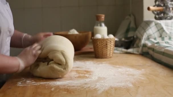 The dough is kneaded his hands — Stock Video