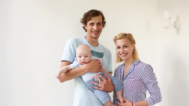 Χαριτωμένο οικογενειακό πορτρέτο σε άσπρο φόντο — Αρχείο Βίντεο