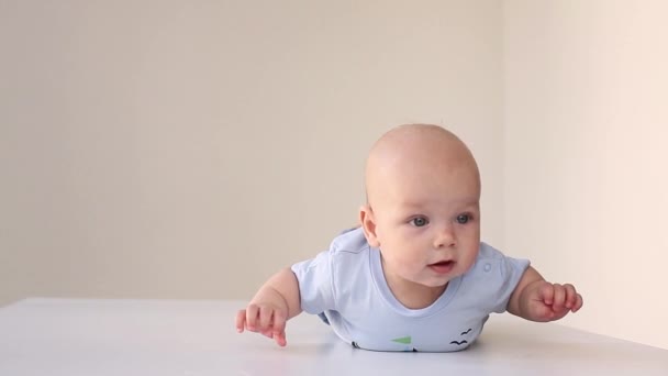 Menino feliz deitado de barriga para baixo — Vídeo de Stock