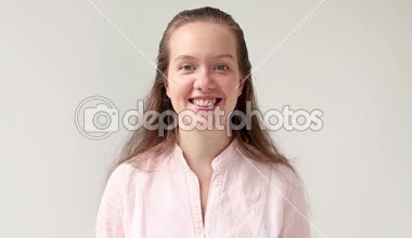 Genç kadın kameraya bakıyor