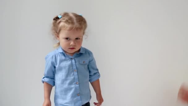 A menina presenteada com um presente caixa azul — Vídeo de Stock