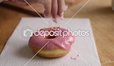 Şef eller serpin pembe çörek toz