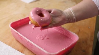 Şef el aşçılar ve sırlı pembe çörek çikolata