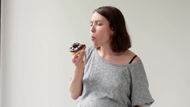 těhotná žena jíst nezdravé jídlo