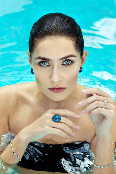 Nő a víz kék szeme sapphire — Stock Fotó