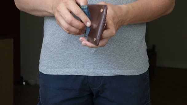 Casual mannen bort plånbok utan pengar — Stockvideo