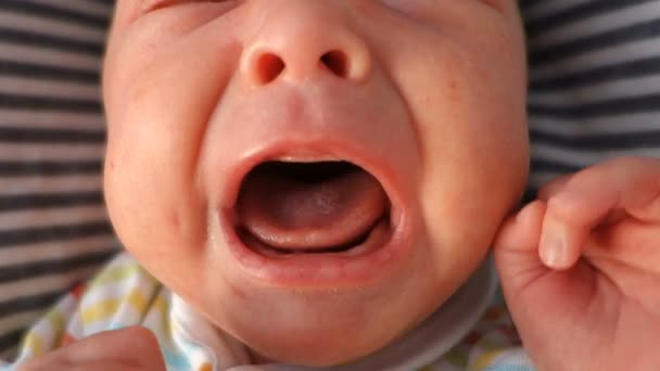Boca de bebé recién nacido llorando, audio, primer plano — Vídeo de stock