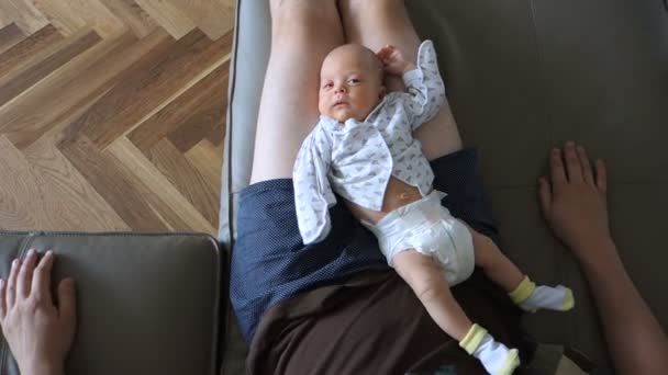 Pasgeboren baby liggend op zijn vaders schoot — Stockvideo