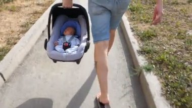 Papa yenidoğan araba koltuğuna taşır.