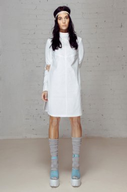 Studio beyaz elbiseli üzgün modeli