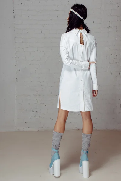 Mujer vestida de blanco camisa de fuerza girando — Foto de Stock