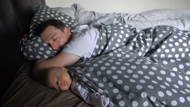 Neonato Bambino dormire con suo padre — Video Stock