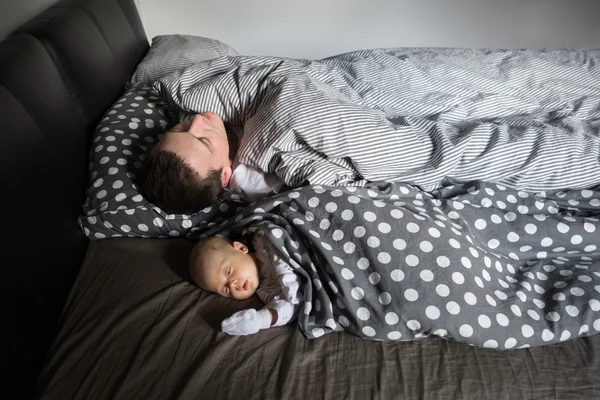 Újszülött baba fiú alszik az apja — Stock Fotó