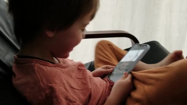 Dziecko rozmawiające z krewnym przez łącze wideo — Wideo stockowe