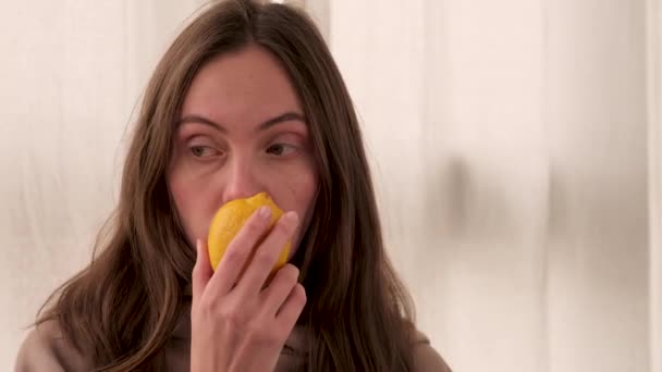 Woman sniffs lemon and does not smell — Stock Video