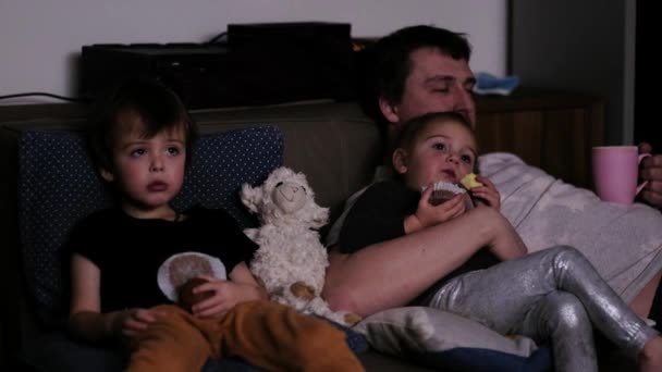 Rodzina ogląda kreskówki w domu — Wideo stockowe