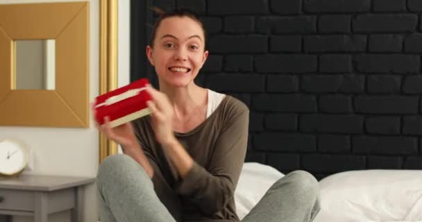 Kobieta pokazując prezent przez wideo połączenie — Wideo stockowe