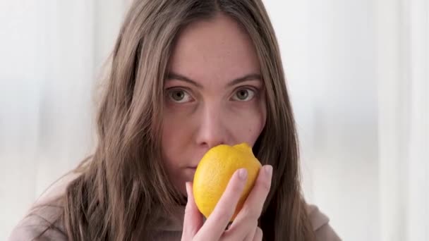 Woman sniffs lemon and does not smell — Stock Video