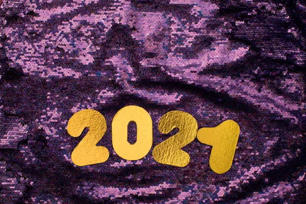 Nummers 2021 op een blauwe achtergrond met glazen champagne en snoep — Stockfoto