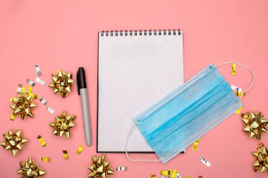 Mavi arkaplanda dilek listesi olan bir not defteri