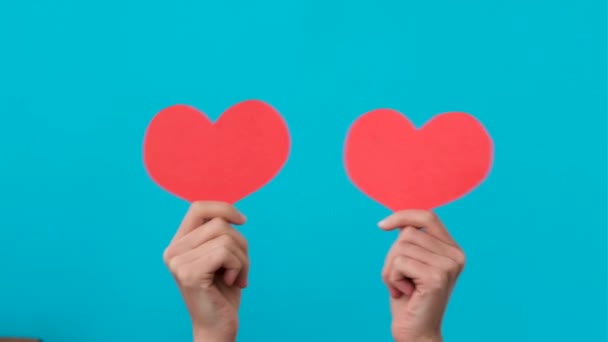 Mujer sostener en las manos pequeños corazones rojos, bailando — Vídeo de stock