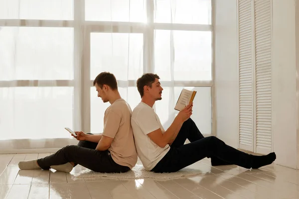 Gay couple resting at home together — Stock Photo, Image