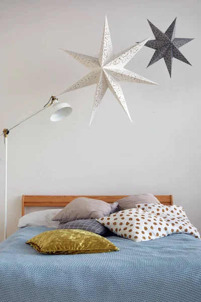 Stjärnor och lampa nära sängen — Stockfoto