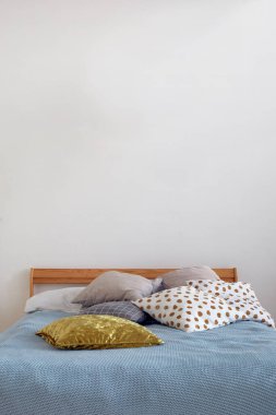 Yatağın yanındaki lamba.