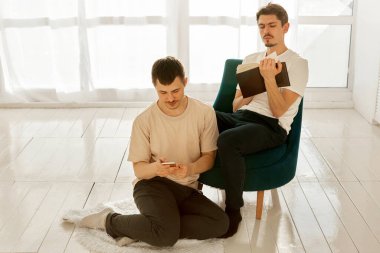 Eşcinsel çift ışık odasında birlikte dinleniyor.