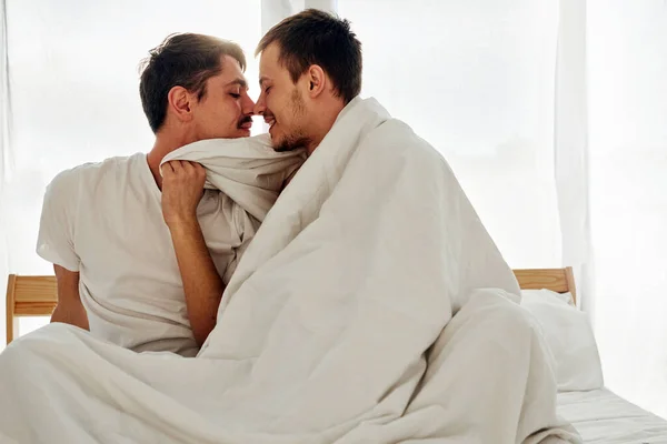 Jeunes copains câlins sur le lit le matin — Photo