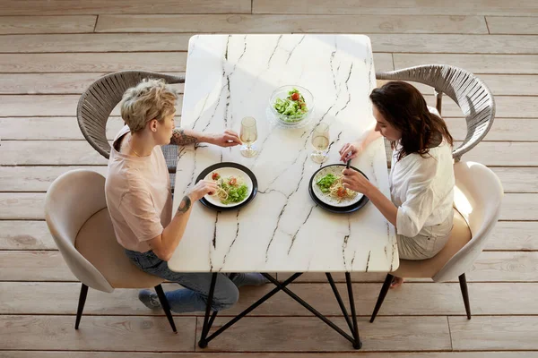 Пара ужинает дома, сидя за столом — стоковое фото
