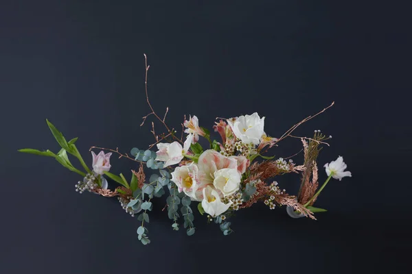 Zusammensetzung weißer Blumen auf dunklem Hintergrund — Stockfoto