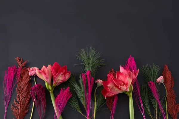 Bündel von verschiedenen frischen Blumen auf schwarzem Hintergrund — Stockfoto