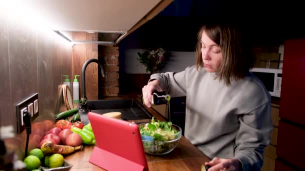 自宅でオンラインで調理する女性 — ストック動画