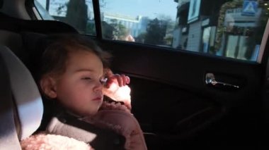 Güzel küçük kız çocuk emniyet koltuğunda uyuyakalıyor.