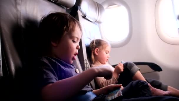 Bambini mascherati su un aereo con gadget — Video Stock