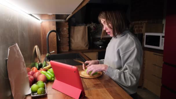 Kvinna matlagning online hemma — Stockvideo