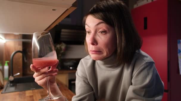 Funny woman blogger smager frisk hjemmelavet juice i køkkenet – Stock-video