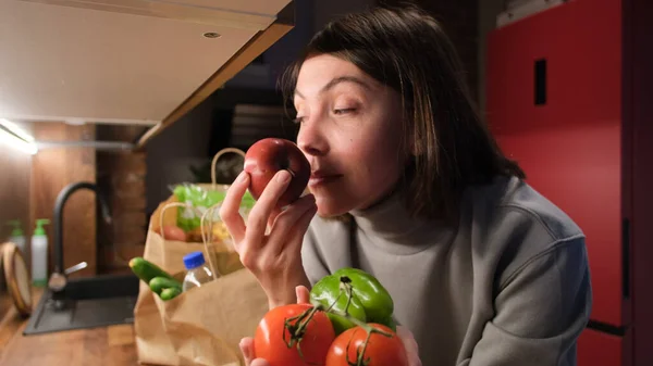 Señora que huele tomates y pimienta — Foto de Stock